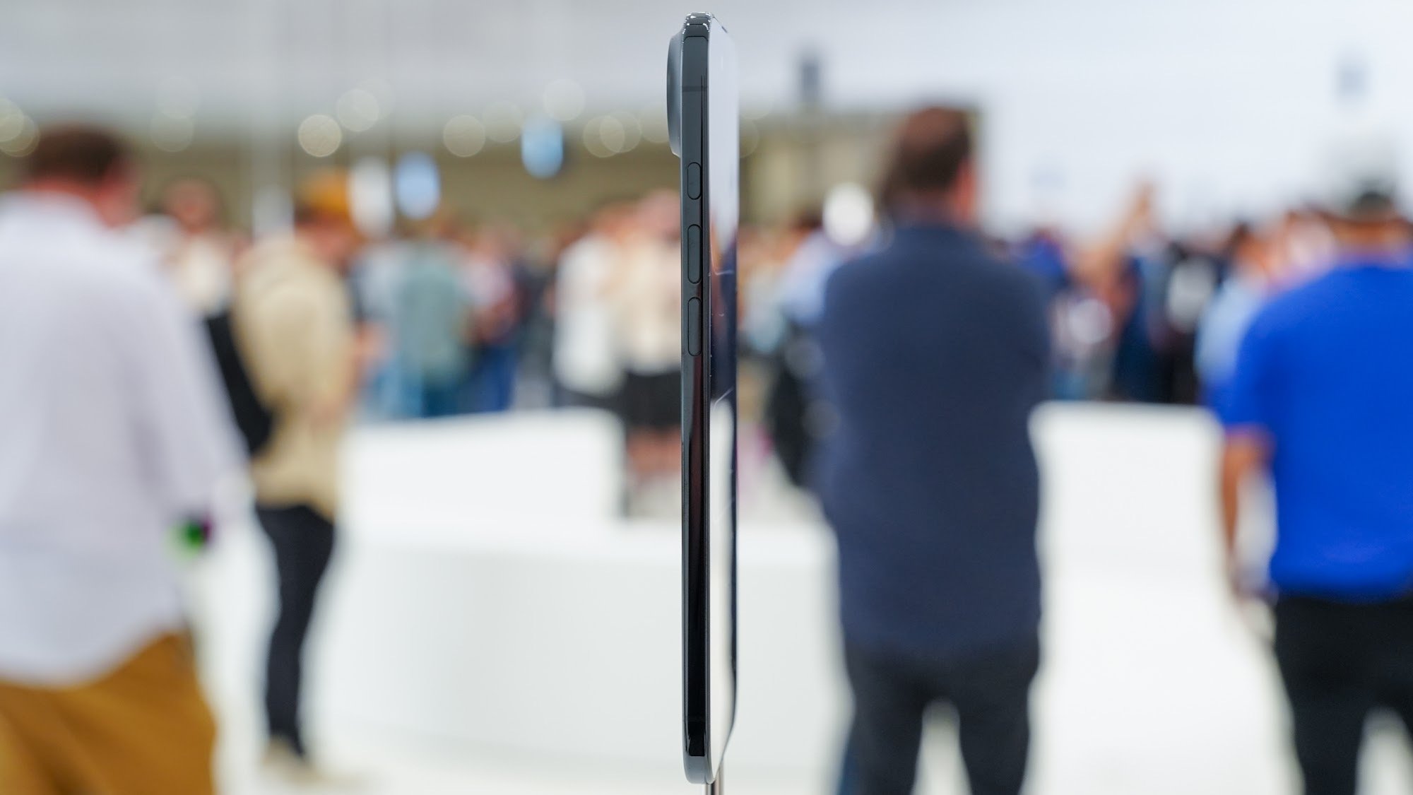 Apple Execs: Don’t Worry About Bending the Ultra-Thin iPhone Air